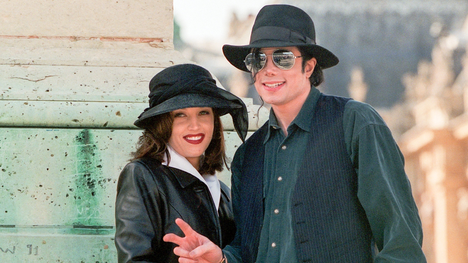 Lisa Marie Presley and Michael Jackson in Paris, France in 1994. CREDIT: Stephane Cardinale/Sygma via Getty Images